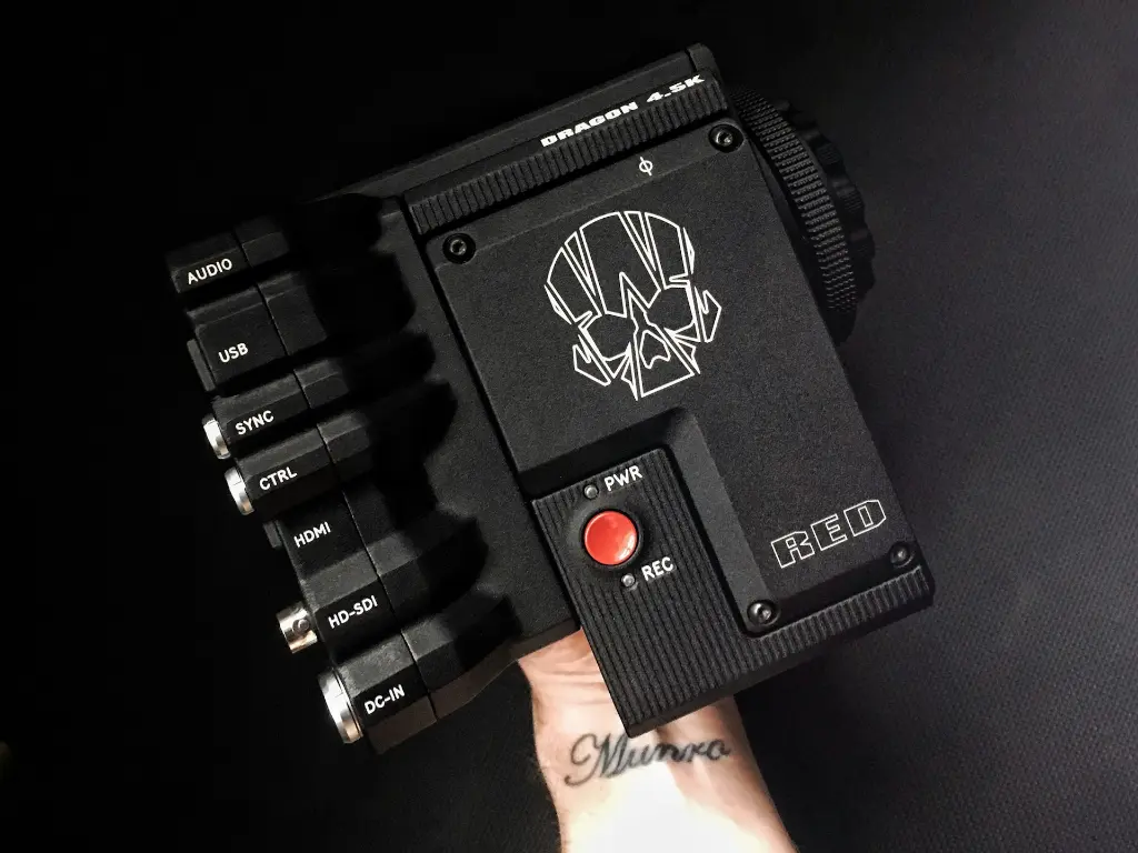 unsplash_io27geZ_5Z4_camera red.webp